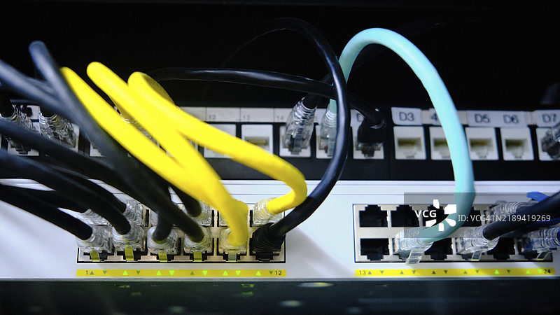 网络服务器存储路由器的电缆图片素材