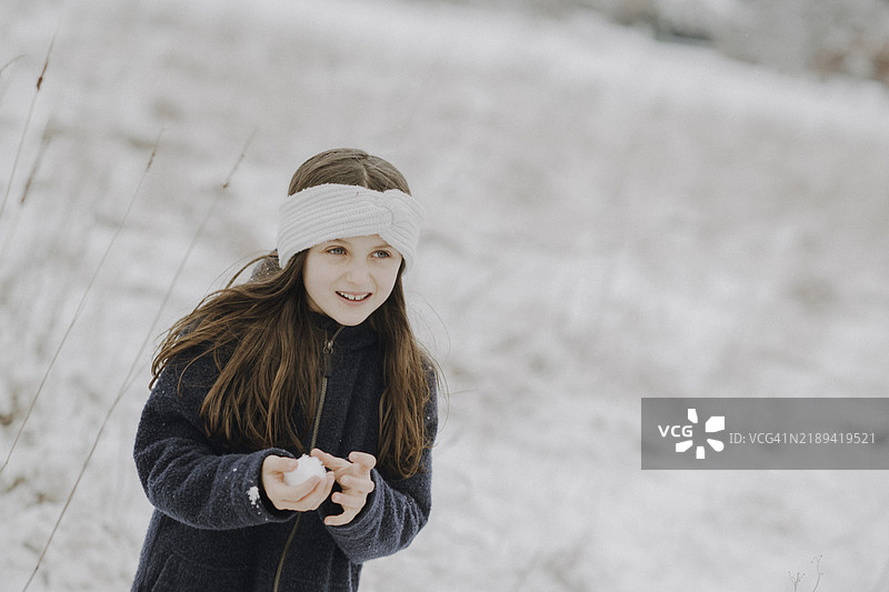 雪中的女孩图片素材