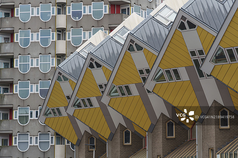 鹿特丹的现代立方体房屋，外立面为黄色和灰色图片素材