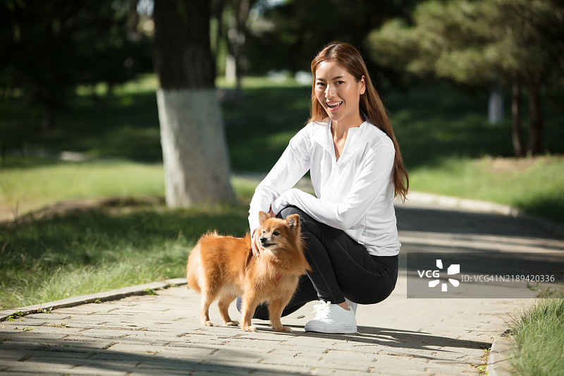 亚洲女性与一只狗图片素材