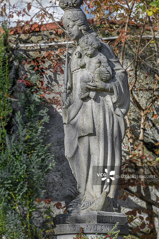 位于德国巴伐利亚州阿尔高的西格小维斯教堂附近，圣母玛利亚与耶稣婴儿的石雕像。图片素材