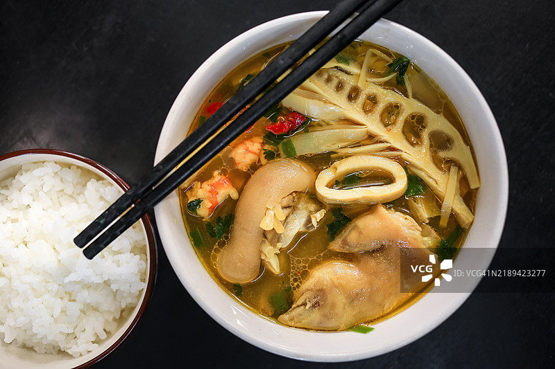 慢炖小竹笋汤，搭配猪蹄和虾仁图片素材