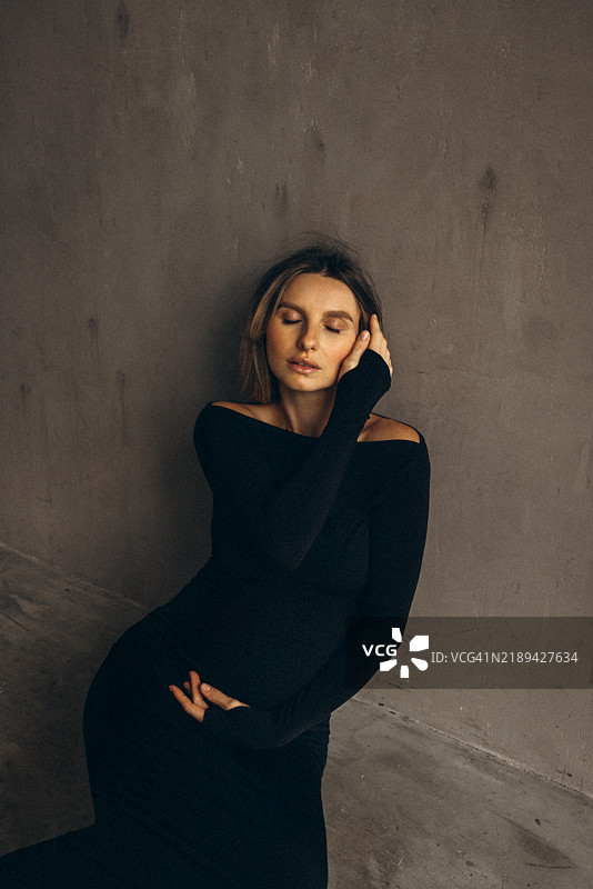 母亲优雅的宁静时刻图片素材