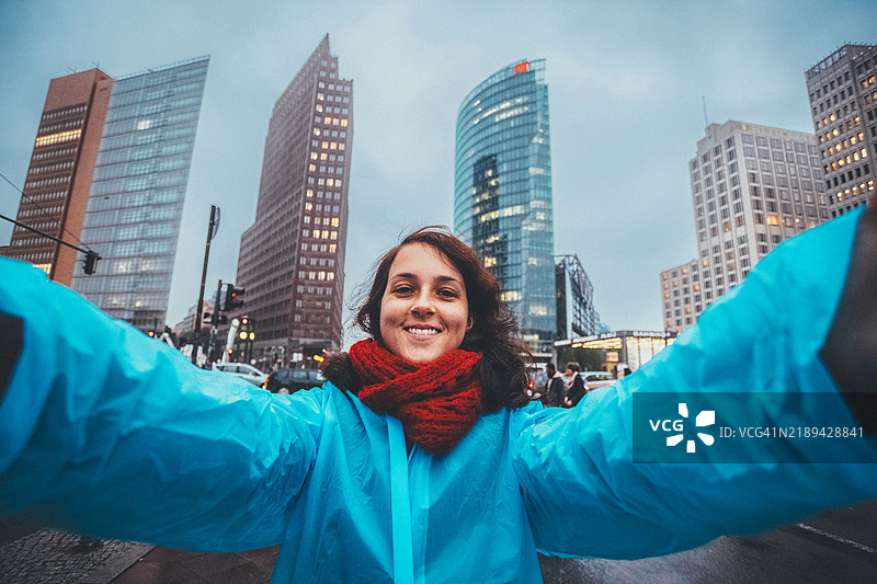 游客女性在柏林的波茨坦广场自拍图片素材