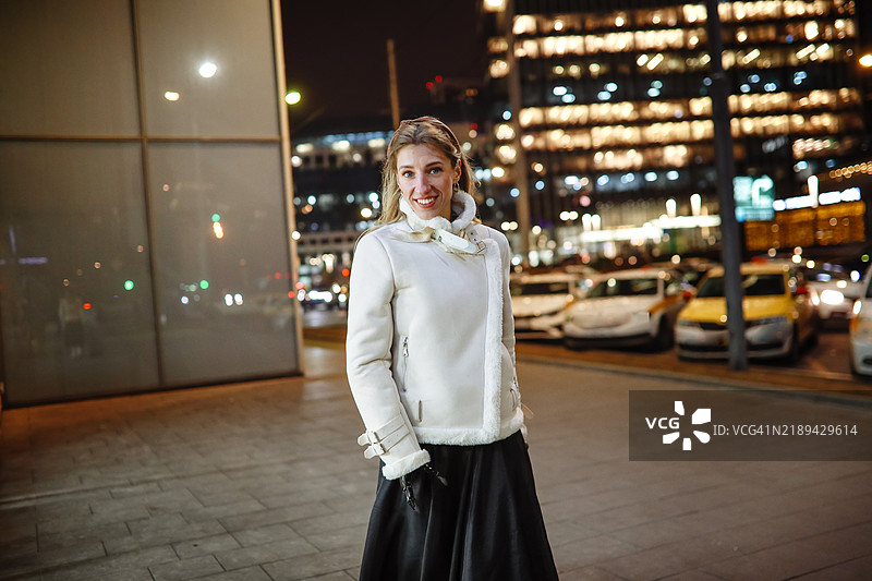 傍晚的巴查塔：一位女性在热闹的城市街道上跳舞，散发着健康和积极的气息。图片素材