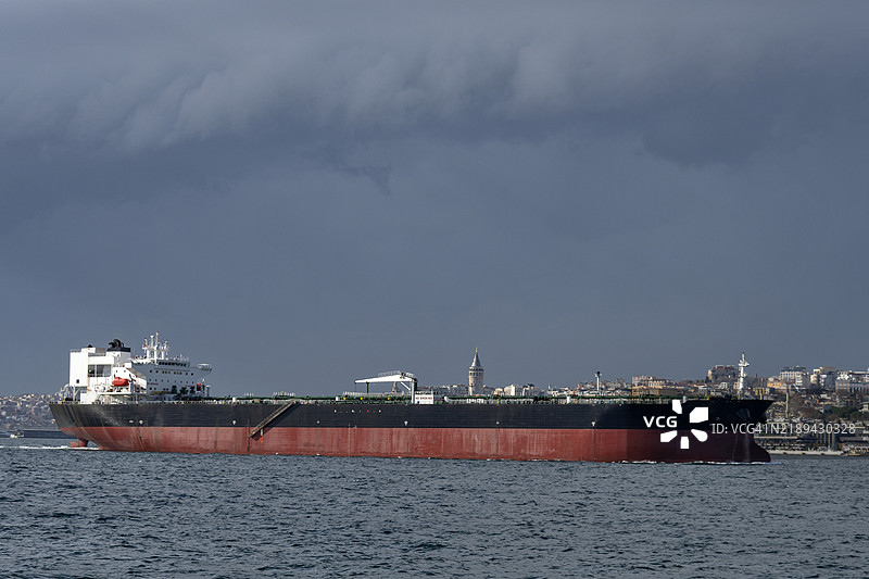 通过土耳其伊斯坦布尔的博斯普鲁斯海峡的船舶交通图片素材