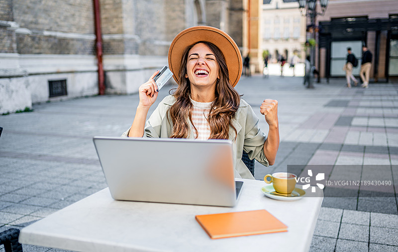 兴奋的年轻女性在网上购物图片素材