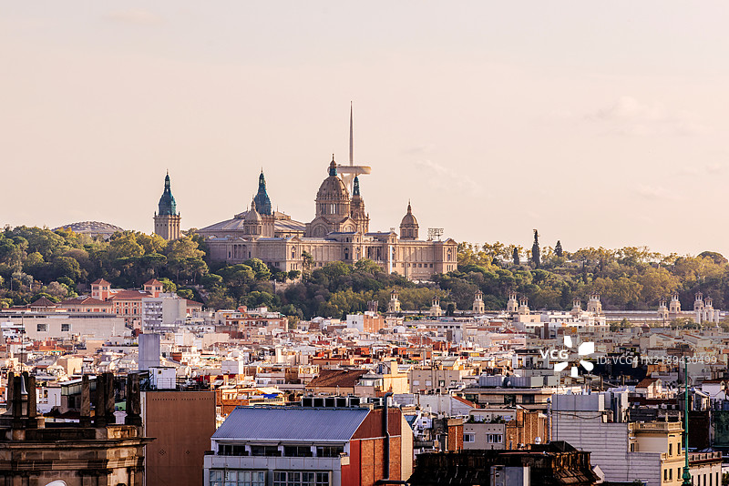 阳光明媚的巴塞罗那城市风景，高处视角，加泰罗尼亚，西班牙图片素材