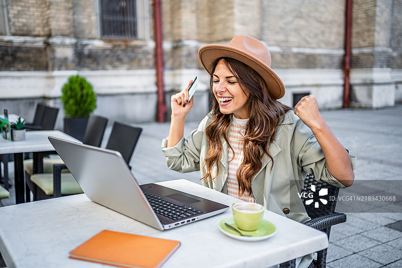 兴奋的年轻女性在网上购物图片素材