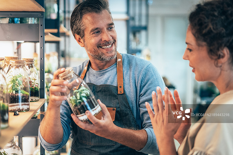 帅气的花店老板与顾客图片素材