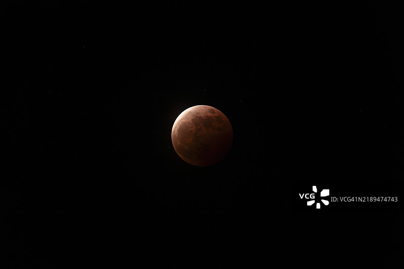 2021年5月26日月全食高潮时捕捉到的红月亮图片素材
