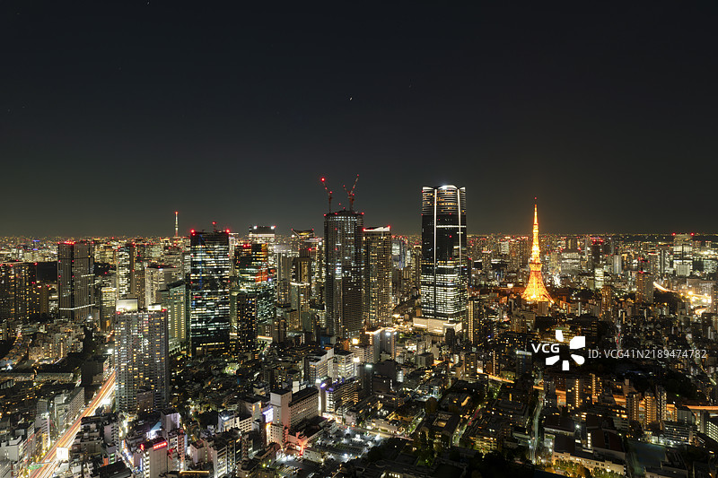 东京夜景，包含东京塔、麻布台山和东京晴空塔图片素材