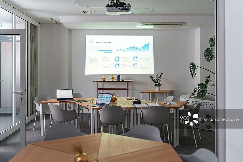 人力资源会议室，配有统计数据和信息图片素材