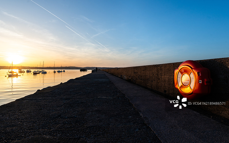 英国布里克斯汉的海岸栏杆上的救生圈图片素材