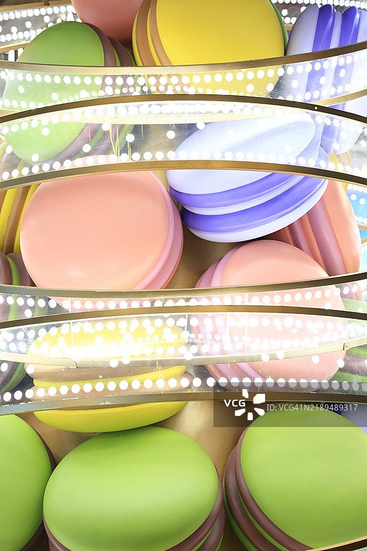 五彩缤纷的马卡龙，节日主题。邀请卡设计。图片素材