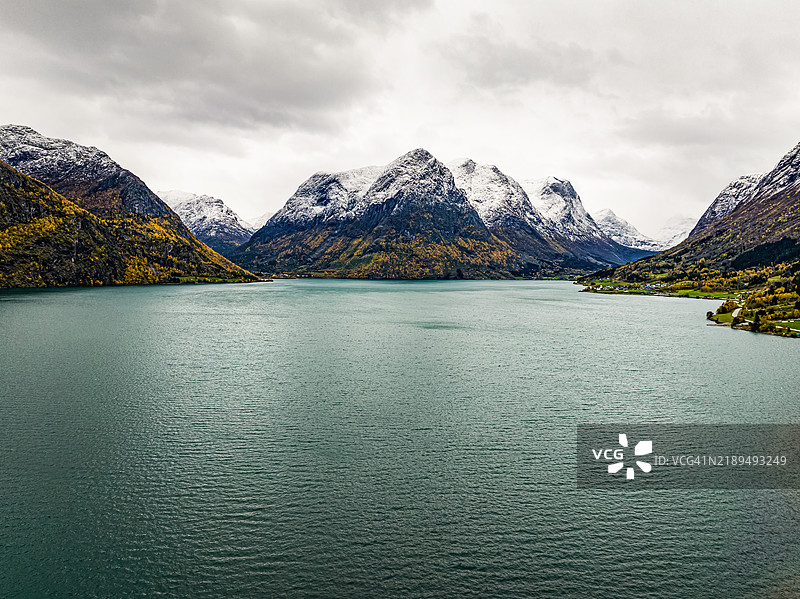 挪威秋日湖泊上方美丽山脉的鸟瞰图图片素材
