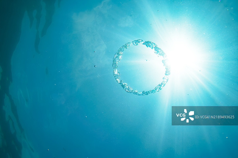 水面、蓝天和气泡。图片素材