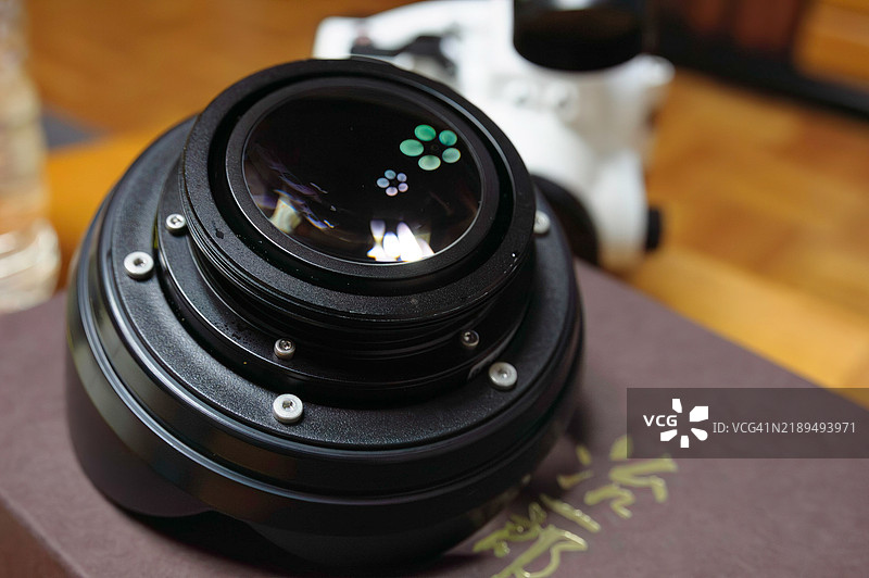 清洗用于海豚游泳的设备。将水下外壳、圆顶镜头、脚鳍和面罩浸泡在淡水中以去除盐分。日本石川县七尾市能登岛，2017年5月5日。图片素材