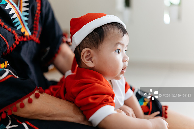 穿着圣诞老人服装的亚洲男婴图片素材
