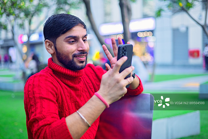 使用智能手机。图片素材