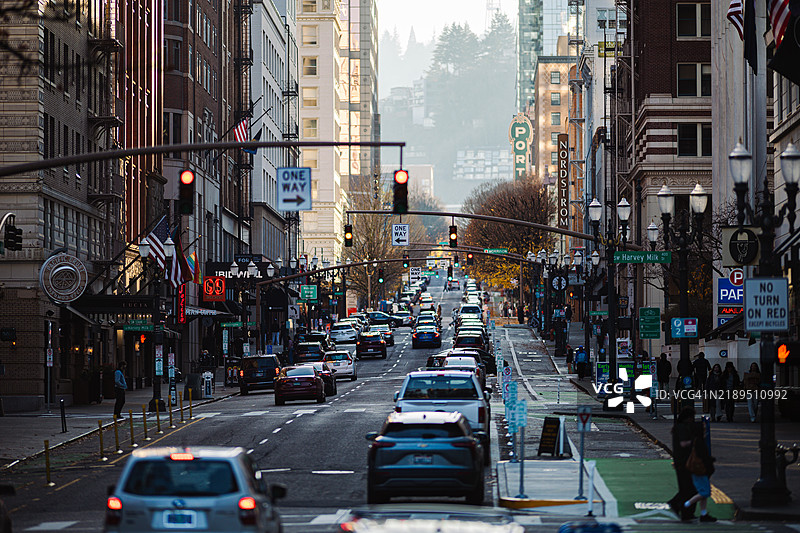 俄勒冈州波特兰市中心的建筑与城市生活图片素材