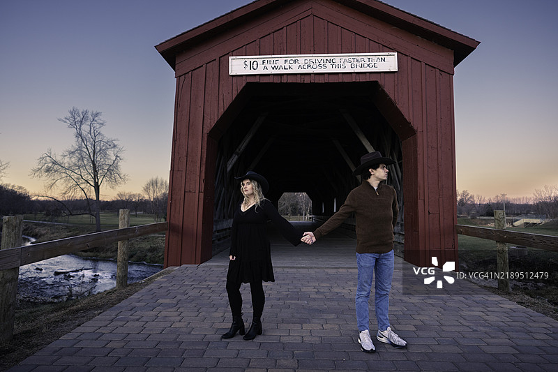 二十多岁的情侣在有顶桥上图片素材