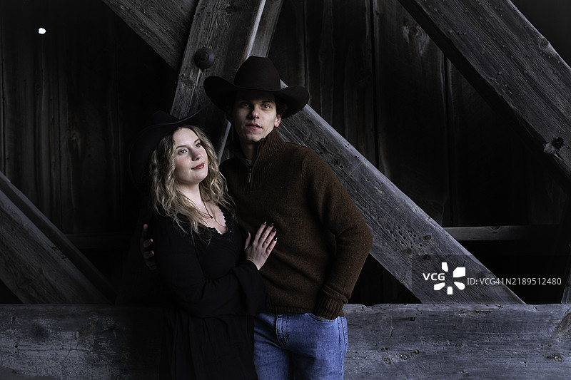 在有顶桥上的恩爱情侣图片素材