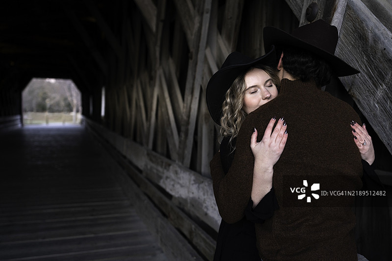 在有顶桥上的恩爱情侣图片素材