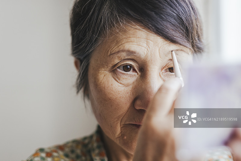 日本老年女性化妆。图片素材