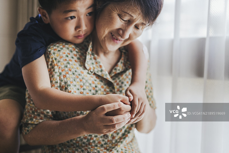 日本祖母和孙子在家中轻松地相处。图片素材