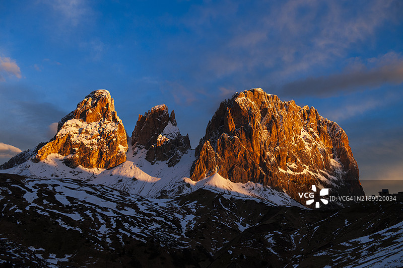 意大利博尔扎诺多洛米蒂高山的美丽日出图片素材