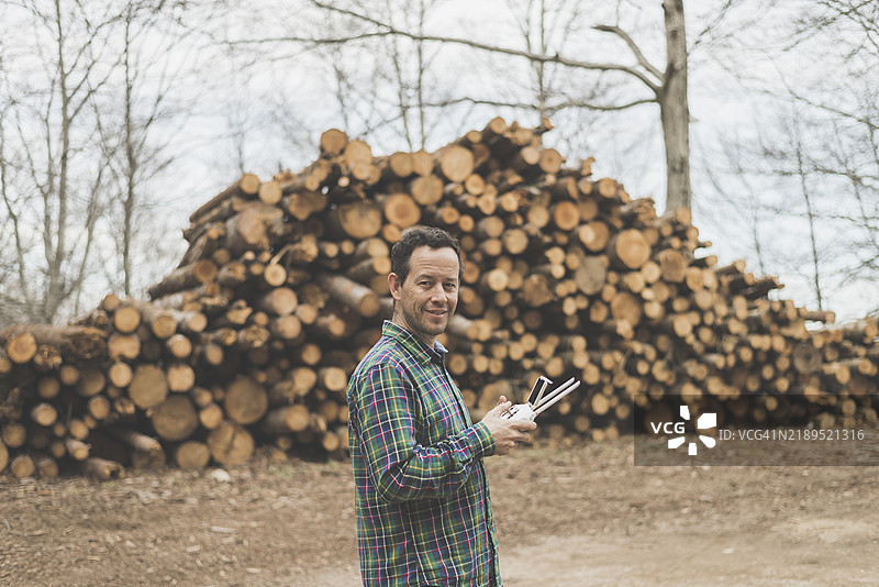 站着的成年男性手持无人机控制器，面向镜头。图片素材