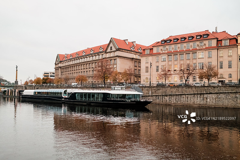 布拉格的伏尔塔瓦河上的船图片素材