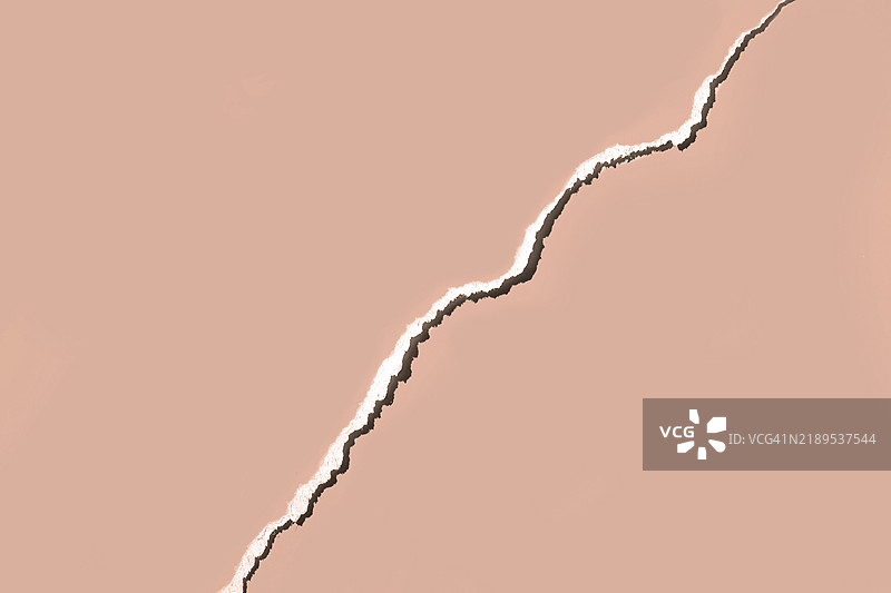 现代解构概念，带有撕裂纸张效果，采用2025年流行的米色棕色摩卡慕斯色。图片素材