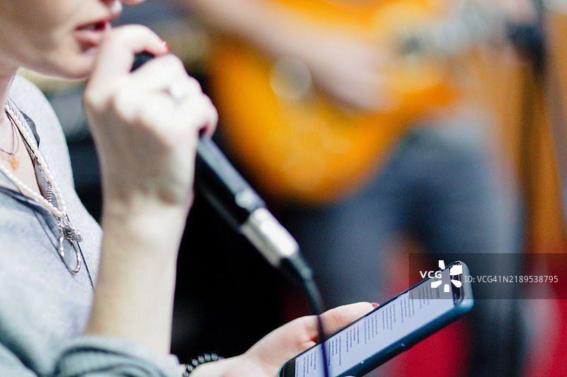 拿着麦克风唱歌的女人图片素材