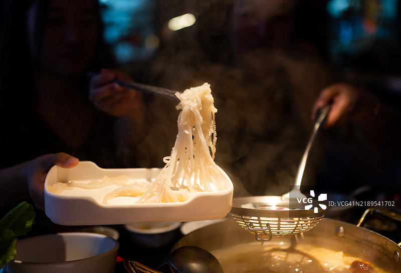 潮汕牛肉火锅正在烹饪火锅菜肴和牛肉图片素材
