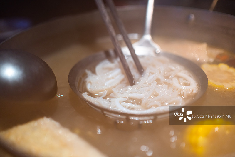 潮汕牛肉火锅正在烹饪火锅菜肴和牛肉图片素材