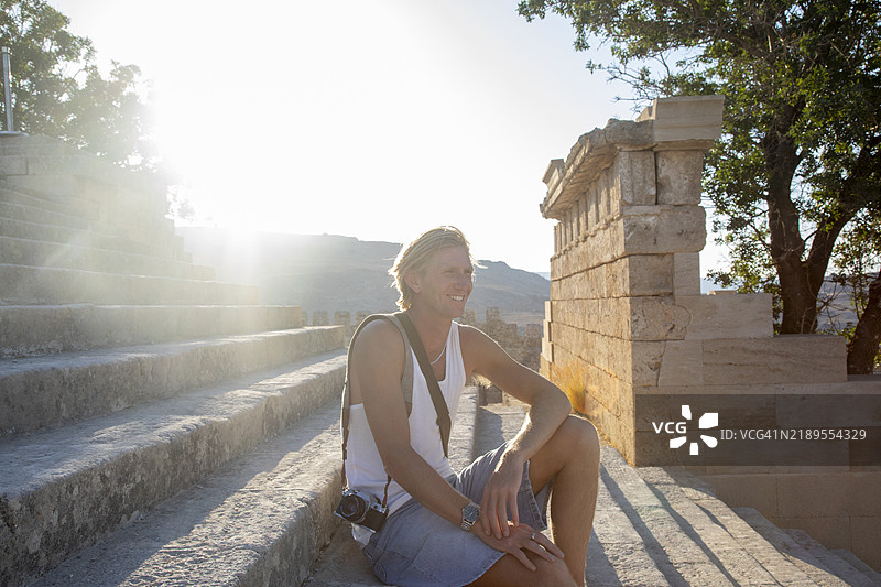 度假时休息的男人图片素材