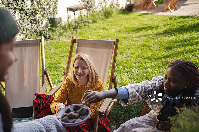 朋友们在后院分享巧克力饼干图片素材
