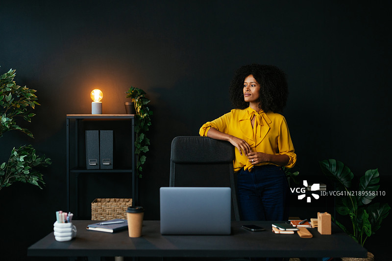 自信的女商人在现代办公室靠在椅子上思考未来的项目图片素材