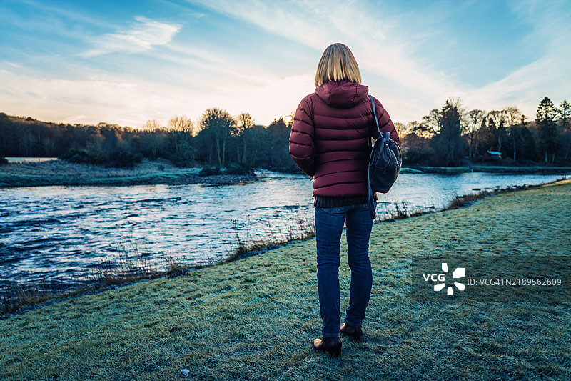 苏格兰皇家迪赛德班乔里的迪河冬景。图片素材
