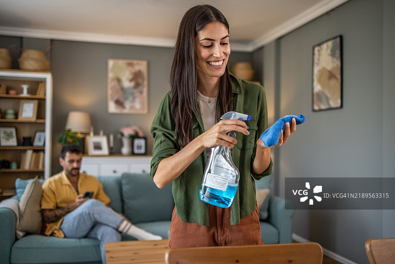 整洁的家，巴西女性在擦拭餐桌图片素材