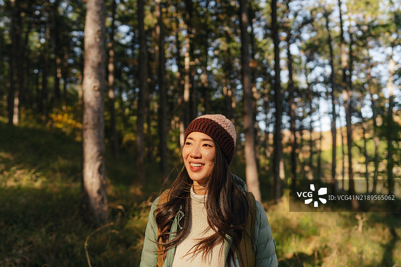 年轻的亚洲女性在美丽的大自然中徒步旅行。图片素材