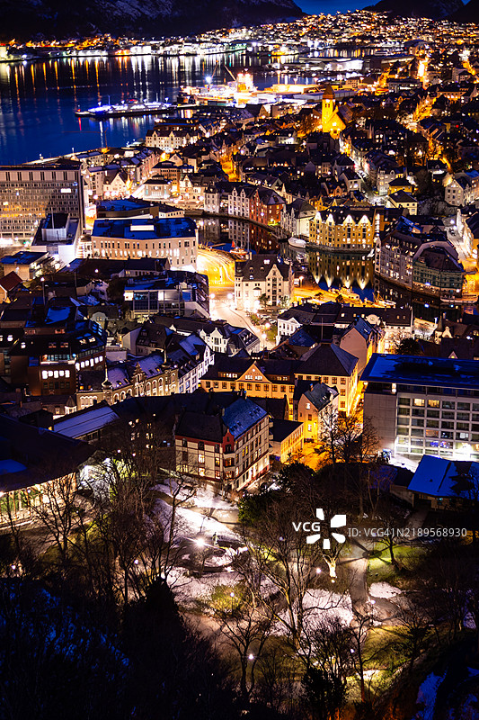挪威夜晚的阿勒松图片素材