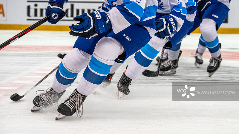 冰球运动员进行赛前热身活动图片素材