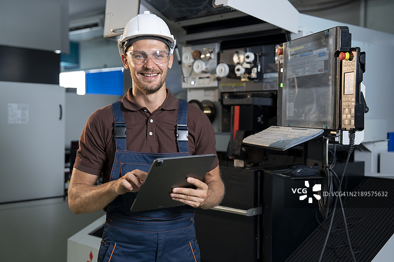 工人在进行零件质量控制时使用数控机床图片素材