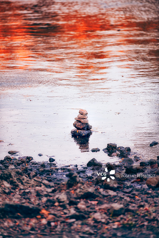 河岸上的堆叠岩石图片素材