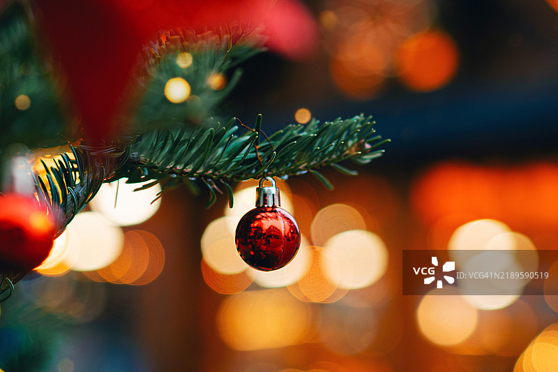 温馨舒适氛围中的节日圣诞树装饰与散景灯光图片素材