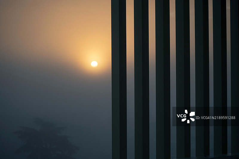 雾中的日出图片素材