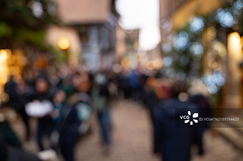 模糊的人群在圣诞市场上图片素材